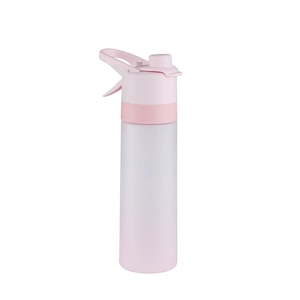 Borraccia sportiva rosa satinata con spruzzatore e maniglia portatile su sfondo bianco