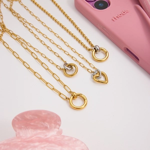 Détail de colliers en acier inoxydable 18K avec pendentifs en forme de cœur et d'anneau