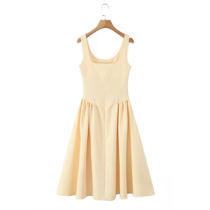 Détail d'une robe trapèze beige sans manches avec col carré et taille ajustée plissée