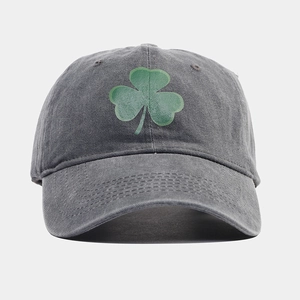 Dettaglio del berretto in cotone grigio lavato con logo a quadrifoglio verde ricamato