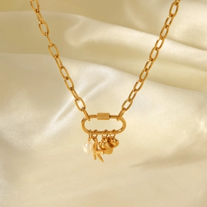 Collar de acero inoxidable chapado en oro de 18K con dijes de estrella de mar, concha y perla