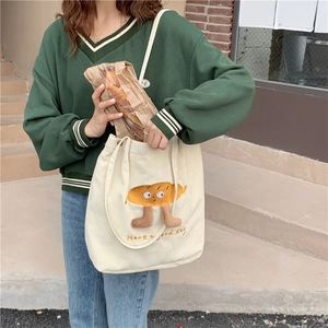 Détail du sac cabas mignon en velours côtelé avec broderie de pain 3D et lettrage