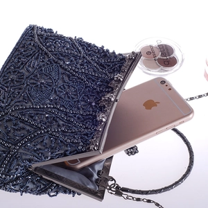 Elegante borsa da sera con perline blu scuro, catena in metallo e vista della capienza interna