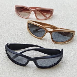 Detailed display of Y2K style wrap-around sunglasses in black, khaki, and dusty pink