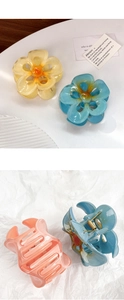 Vue détaillée des pinces à cheveux fleurs avec texture gelée et centre en perles