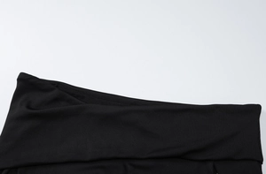 Detail von schwarzem Rippstoff zeigt hochwertige Stricktextur und Materialoberfläche