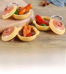 Vue détaillée des porte-clés mini riz en pot d'argile avec poulet et saucisse réalistes