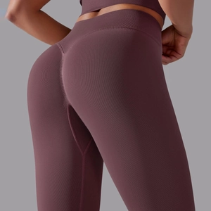 Rückansicht der nahtlosen High-Waist-Yogahose mit Rippenstruktur und Push-up-Effekt am Gesäß
