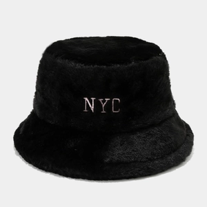Bob en peluche noire avec broderie NYC pour un style streetwear tendance automne hiver