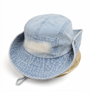 Chapeau bob en denim délavé bleu clair avec cordon réglable et boutons pression latéraux