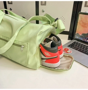 Vue détaillée du sac de sport vert menthe avec compartiment à chaussures latéral dédié