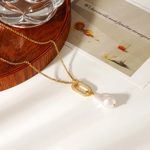 Collier perle baroque et anneau serti de cristaux sur chaîne dorée en acier titane