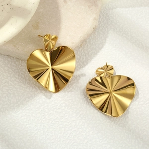 Retro golden double heart earrings with vintage pleated texture for women