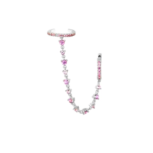 Dettaglio dell'orecchino a catena argentato con pietre di zircone rosa su sfondo bianco
