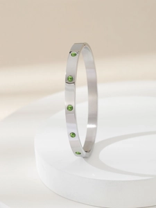Elegante bracciale rigido in acciaio inossidabile argento con cinque gemme verdi