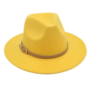 Détail d'un chapeau fedora jaune en laine avec bande en cuir brun et boucle dorée