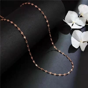 Collana a catena a labbro minimalista in oro rosa da donna con finitura in metallo lucido