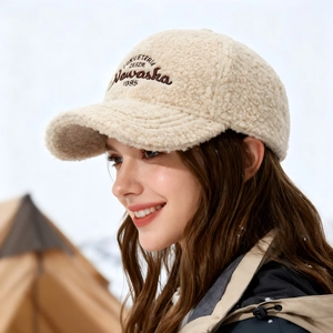 Casquette de baseball chaude en sherpa pour femmes avec broderie vintage en plein air