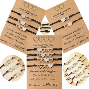 Mutter & Tochter Herz Armband Set aus Edelstahl auf Kraftpapier mit schwarzem Webseil