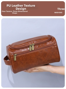 Dettaglio del beauty case marrone in pelle PU con trama impermeabile e manico laterale