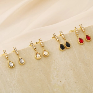 Détail de boucles d'oreilles vintage en forme de goutte avec perles et pierres colorées