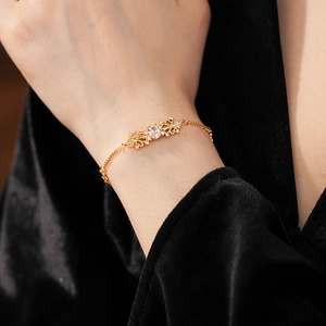 Dettaglio del bracciale con iris in zircone, finitura in oro vintage e pietre preziose