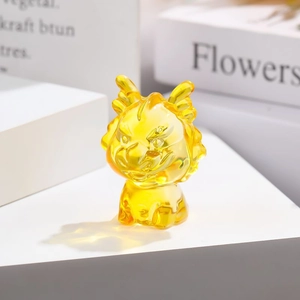 Gros plan d'une figurine de dragon en verre ambré translucide pour décoration de bureau