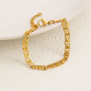 Detail of 18K gold plated chain with lobster clasp and adjustable link for women