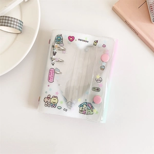 Detailansicht eines niedlichen PVC-Ordners mit Cartoon-Motiven und rosa Druckknöpfen