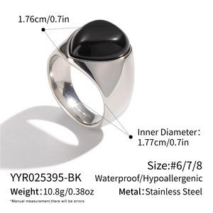 Vue macro détaillée d'une bague en acier inoxydable avec incrustation d'onyx noir ovale