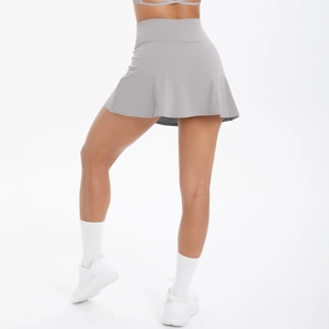 Rückansicht des hellgrauen Tennisrockes mit hoher Taille und ausgestellter Silhouette