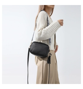Borsa a tracolla in pelle nera grana litchi con doppia tracolla e nappa decorativa