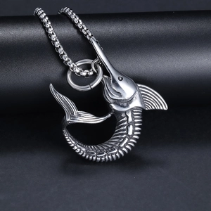 Pendentif espadon nordique en acier inoxydable sur une chaîne tressée fond texturé