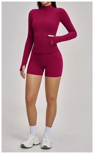 Détail de la veste de yoga rose avec passe-pouces et poches zippées fonctionnelles