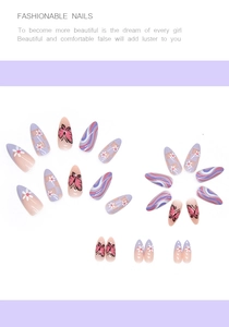Faux ongles amandes avec papillons roses, damier violet et motifs ondulés floraux