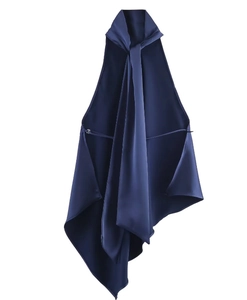 Détail du haut dos nu en satin bleu marine avec col bénitier et ourlet asymétrique