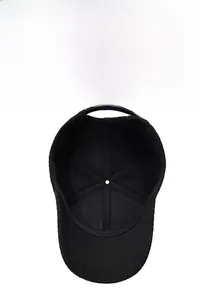 Détail de la doublure en maille respirante et de la sangle réglable de la casquette noire