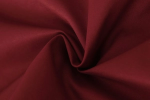 Gros plan détaillé du tissu sergé bordeaux pour manteau à boutonnage double femme