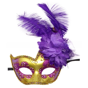 Dettaglio di maschera per travestimento viola e oro con piume e motivi barocchi