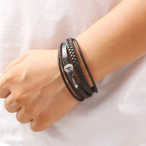 Bracelet multicouche en cuir noir pour homme avec pendentif guitare argenté au poignet