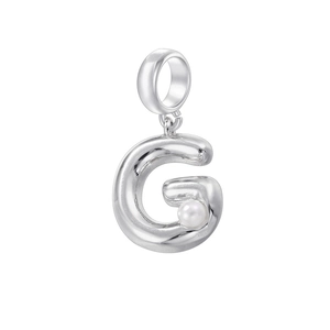 Vue détaillée du pendentif lettre G en argent avec perle blanche incrustée chic