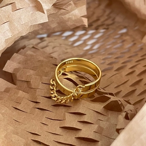 Minimalist 925 sterling silver gold-plated chain ring on eco-friendly honeycomb paper