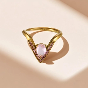 Bague en forme de V en acier doré avec pierre poire rose et cristaux micro-pave
