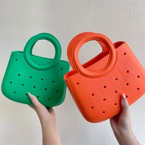 Détail de sacs de plage DIY EVA avec poignées rondes en orange vif et vert