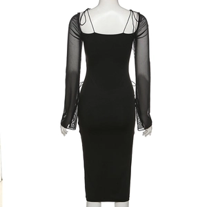 Vue arrière d'une robe moulante noire avec manches en tulle sur un mannequin blanc