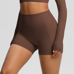 Détail du short de yoga taille haute café foncé avec coutures latérales sans couture