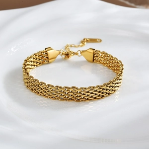 Elegantes goldenes Gliederarmband aus Titanstahl mit verstellbarem Karabinerverschluss