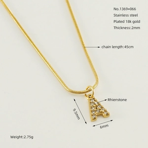 Détails du collier lettre A en acier inoxydable plaqué or 18K avec zircone cubique