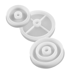 Trois moules ronds en silicone pour bougeoirs en résine avec une finition givrée