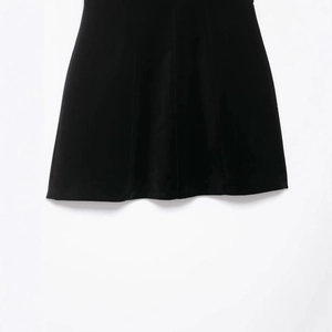 Robe courte noire à fines bretelles avec ourlet duveteux sur fond blanc éclatant